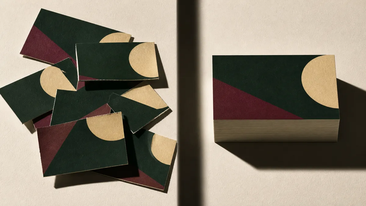 Comparaison d'une pile de cartes découpées à la main aux bords irréguliers et d'une pile coupée massicot bien alignée - impression maison ou professionnelle carte de visite