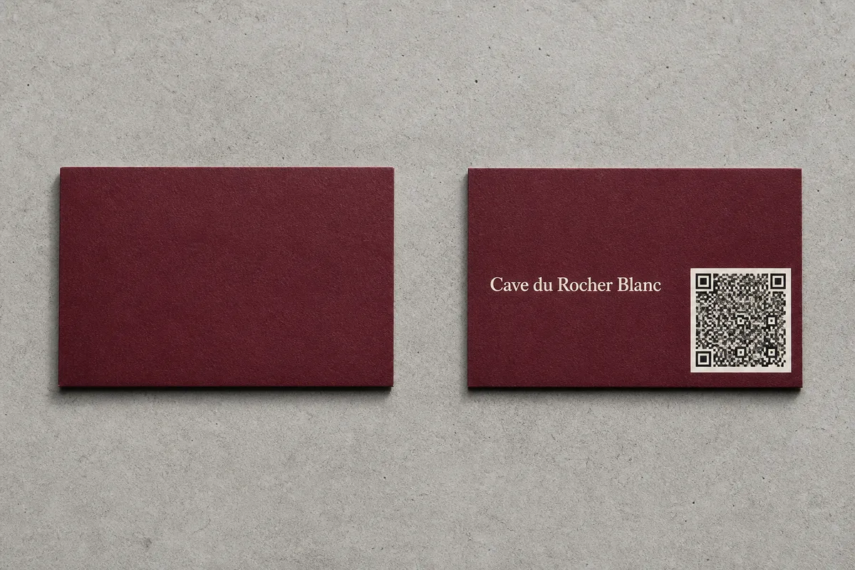 Deux cartes bordeaux côte à côte, l'une à la surface entièrement libre, l'autre portant un motif carré imprimé dans un angle - carte de visite NFC