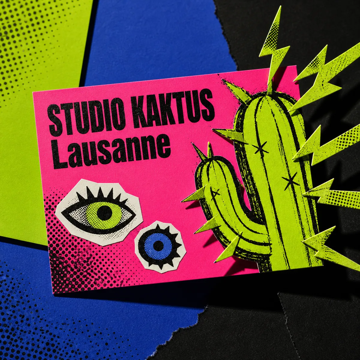 Carte de visite rose vif avec cactus illustré vert citron et texte noir en majuscules - studio créatif fictif Studio Kaktus - carte de visite