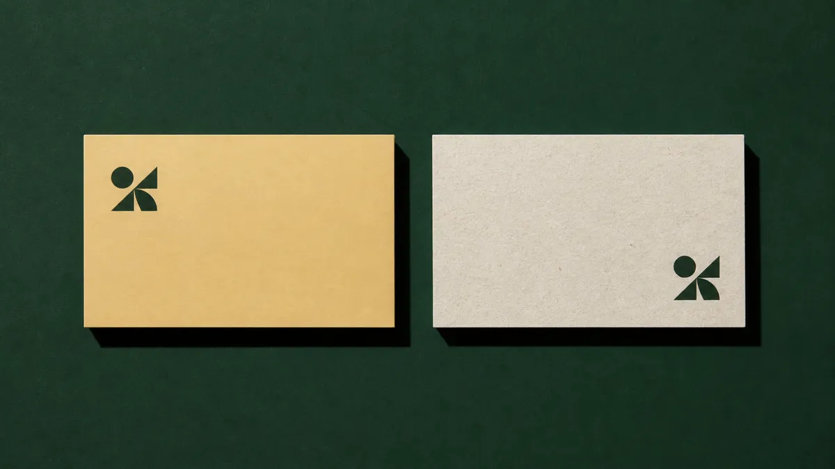 Deux cartes de visite au même format côte à côte, l'une au fini lisse, l'autre au fini texturé - comparaison des finitions personnalisées