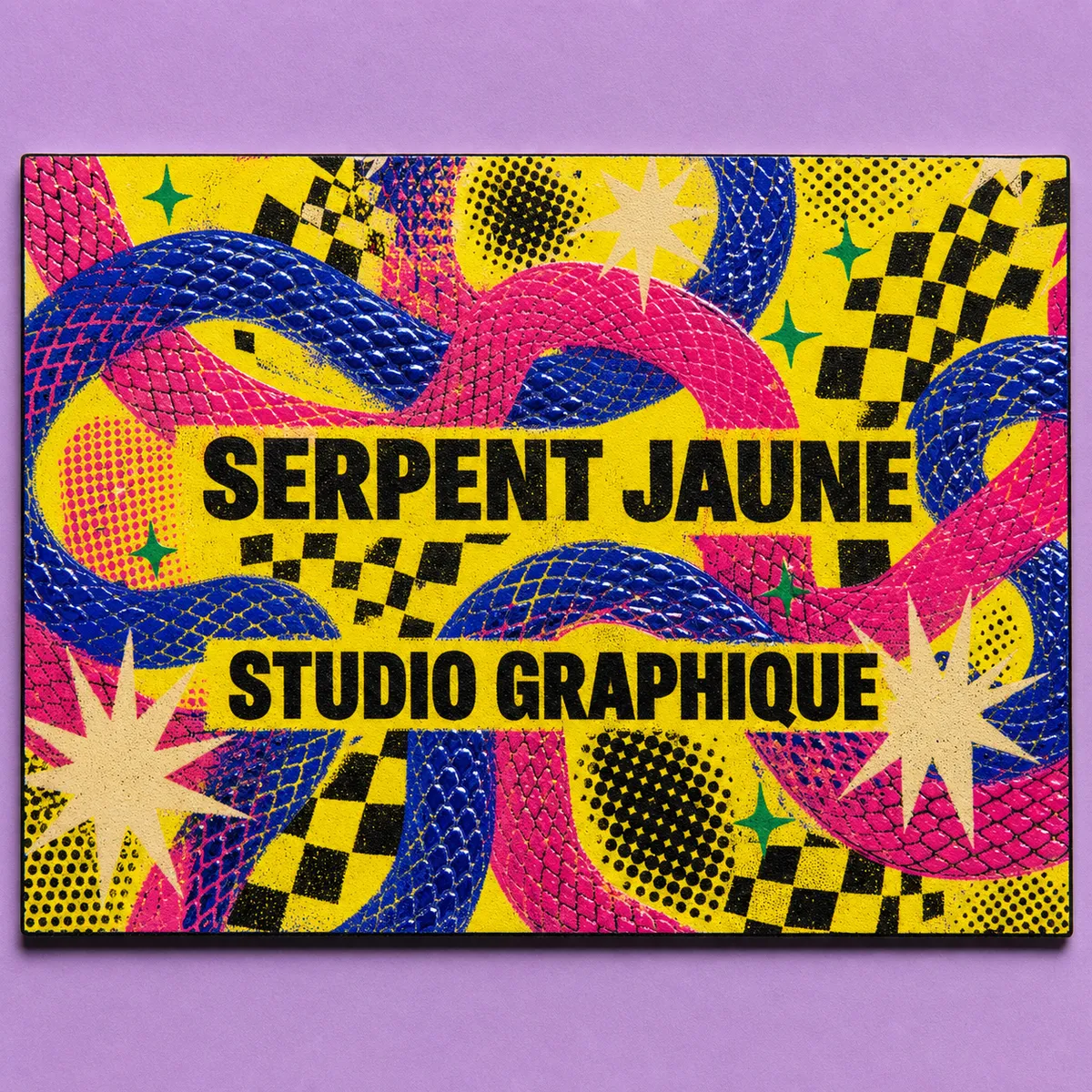 Carte de visite jaune vif à damier et serpents entrelacés, composition maximaliste tenue par une seule couleur - carte de visite originale