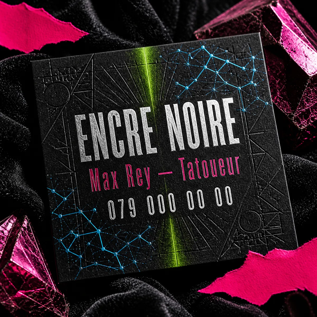 Carte de visite noire avec texte rose fluo en gros plan pour un studio de tatouage - exemple carte de visite style noir contrasté